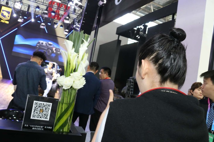 非番のコンパニオンまで、一眼レフを持参して撮影にやってきてしまった。