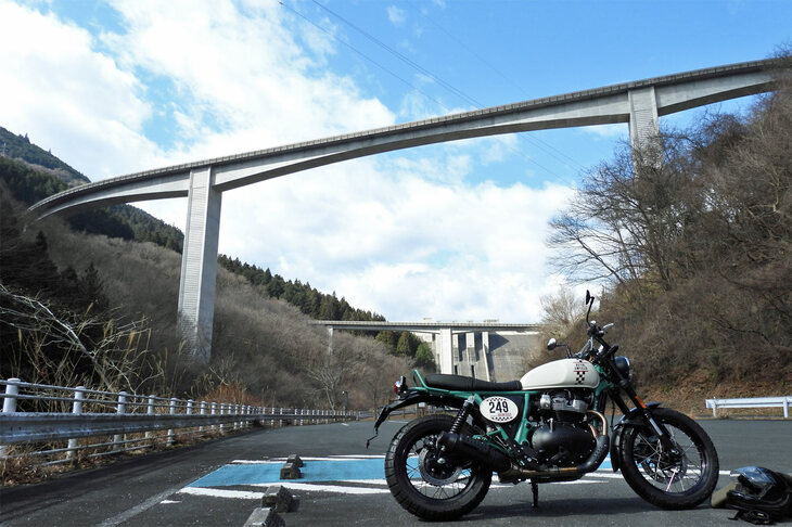 秩父好きなライダーならだれもが知っているであろう、「雷伝廿六木橋」と「滝沢ダム」。……ここで問題。この橋の名前はなんと読むでしょう？　正解は「らいでんとどろきはし」でした。