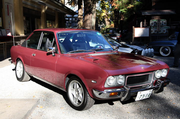 1971年「フィアット124スポルト クーペ」。日本では珍しい存在だが、この個体はさらに……。ちなみにマルーンのボディーカラーはオリジナルではなく、鉄道好きでもあるオーナーが選んだ“阪急電車の色”という。