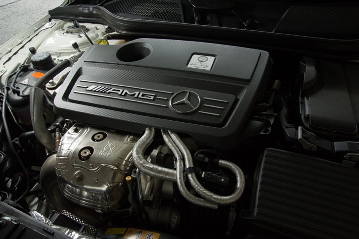 「GLA45」に搭載される、381psと475Nmを発生する2リッターターボエンジン。AMGの伝統に従い、組み立てたエンジニアのネームプレートが備わっている。