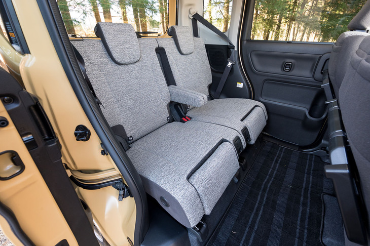 従来モデルから設計が刷新されたリアシート。左右個別に、リクライニングおよびスライド調整や格納が可能なのはこれまでどおりで、新たにセンターアームレストと「マルチユースフラップ」が採用された。