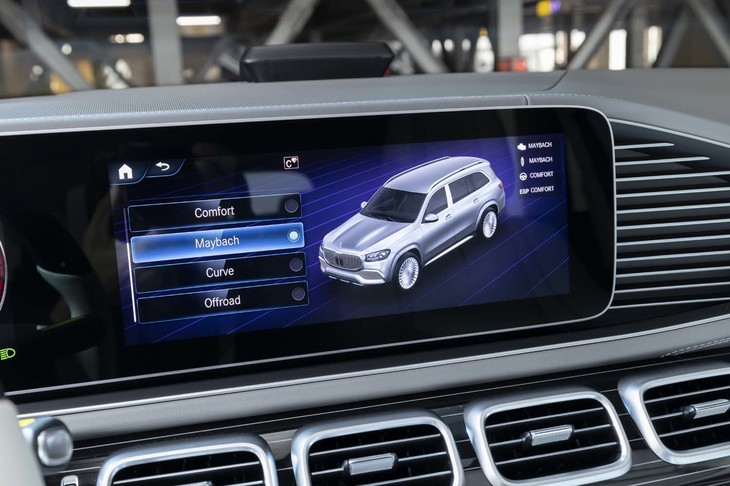ドライブモードには専用の「マイバッハ」モードが用意される。後席の快適性を最重視したモードであり、運転しているとアクセルペダルを踏んだときの反応がはっきりと穏やかになる。