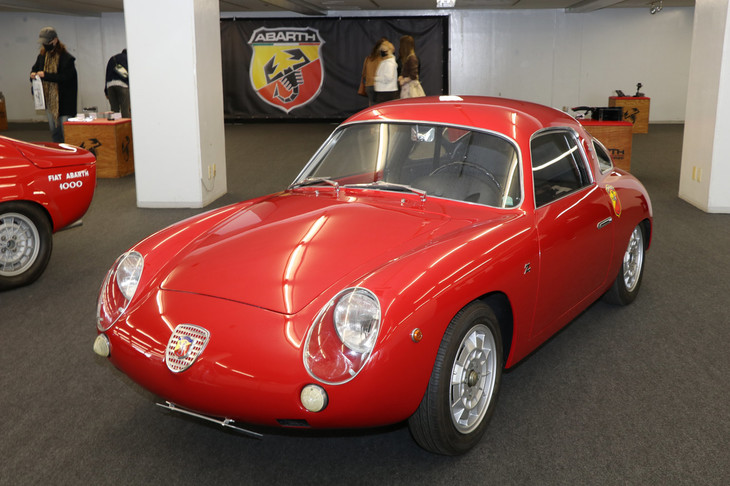 「フィアット・アバルト850レコードモンツァ ザガート」（1962年）。現在、アバルトのオプションとして用意されるハイパフォーマンスエキゾーストシステム「レコードモンツァ」の名前は、同車に由来する。「フィアット600」をベースに、ザガートが手がけた軽量なアルミボディーを架装。そのため、車両重量は540kgと軽かった。“レコードモンツァ”の名は、伊モンツァでの最高速度記録樹立を記念してつけられたものだ。