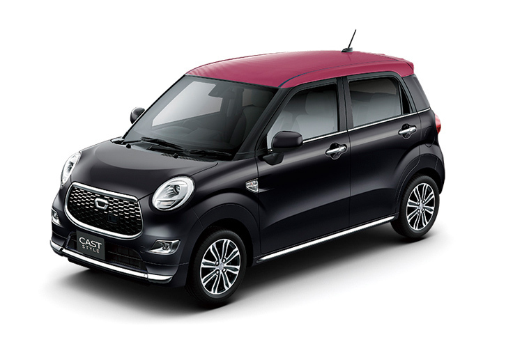 「ダイハツ・キャスト スタイル」。「カーボン調／ワインレッド」の「デザインフィルムトップ」が用いられている。