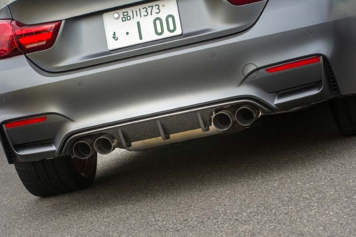 4本出しのマフラーは、専用のチタン製。エンジン始動時などには、かなりの爆音を響かせる。