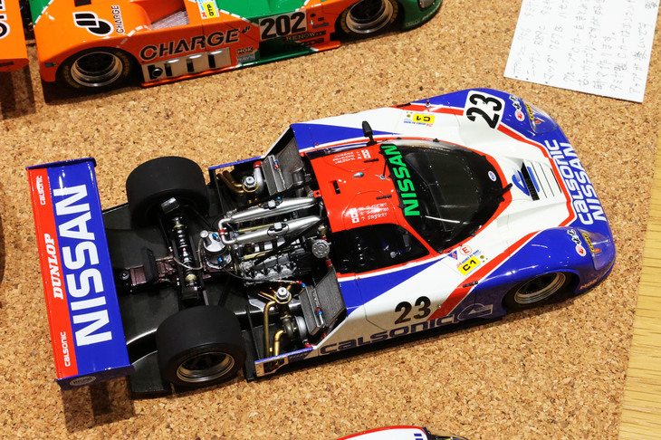 リアカウルの中身が見事につくり込まれたタミヤの1/24「日産R89C」。同じ作者がタミヤの「ポルシェ962C」、ハセガワの「マツダ767B」とグループCカーを3台並べていた。