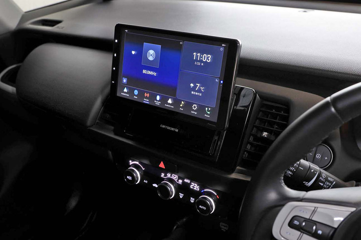 カロッツェリアの「DMH-SF700」は、1DINの筐体（きょうたい）でありながら、インパネよりも前面に9インチの大画面ディスプレイがあるフローティングモデル。