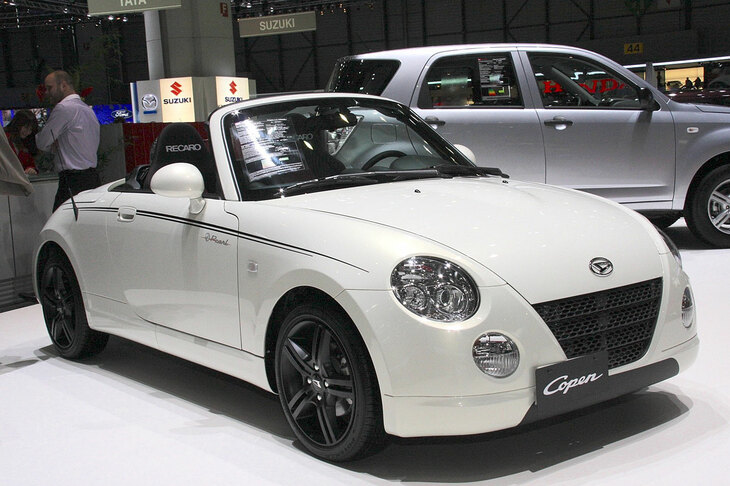 2010年3月、ジュネーブモーターショーに展示された「ダイハツ・コペン パール仕様」。以下の写真は、認証試験不正の対象でない車種も含まれる。