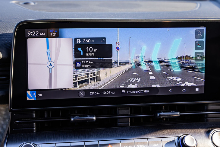 フロントカメラの映像をディスプレイに映し出し、矢印で進行方向を案内するARナビゲーションを「ラウンジ」グレードに採用。同グレードにはビルトインドライブレコーダーも標準で装備されている。