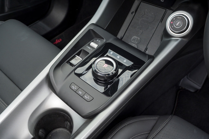 ダイヤル式のシフトセレクターは、日本仕様では特別仕様車「インテンス」より導入されたもの。使用時に発熱することがあったワイヤレスチャージャーの問題も、今回の改良によって解消された。