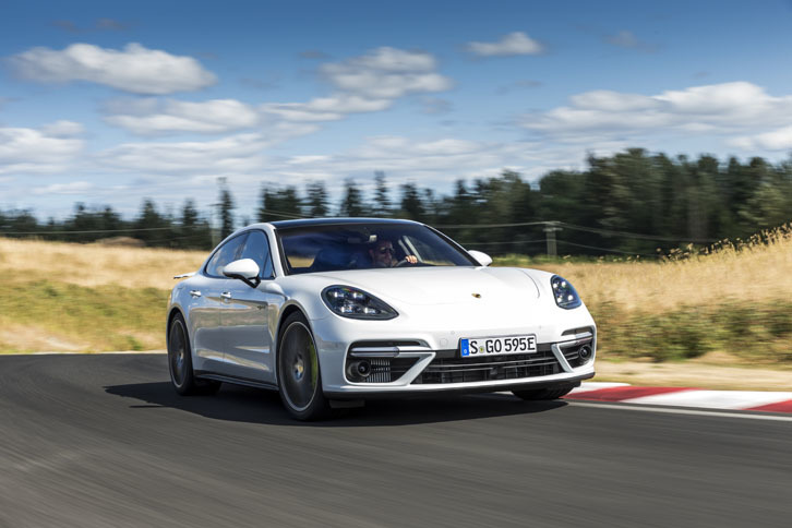 「パナメーラ ターボS E-ハイブリッド」の動力性能は、最高速が310km/h、0-100km/h加速が3.4秒と公表されている。