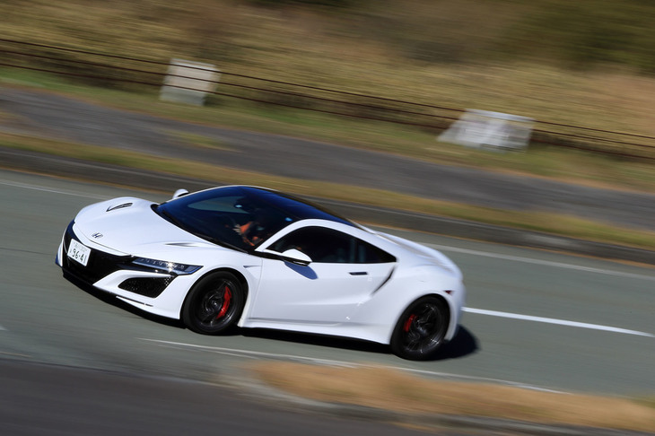 
	今回は「アクティブダンパーシステム」の制御や「スポーツハイブリッドSH-AWD」の駆動力配分が見直され、高速コーナリング時のコントロール性や車両安定性が向上した。
	