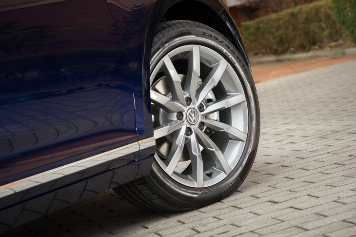 上級グレードである「ハイライン」には18インチホイールが標準。テスト車にはピレリの低燃費タイヤ「チントゥラートP7」が装着されていた。