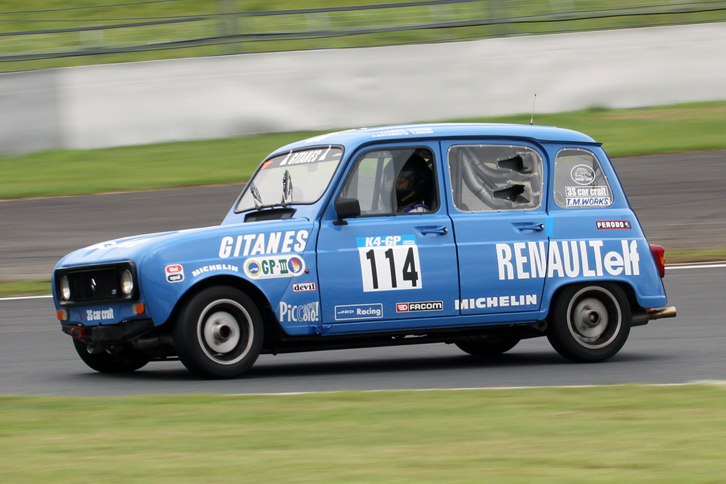 GP-3クラスに長年にわたって出走している「キャトレール フレンチブルーi」。「ルノー4（キャトル）」である。