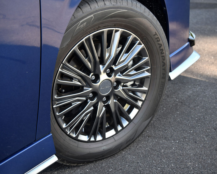 ダークメタル調シルバーを使ったホイールは専用デザイン。この試乗車はトーヨーのミニバン用最新タイヤ「トランパスmp7」を履いていた。