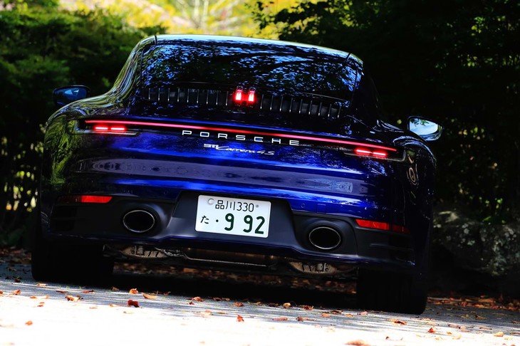 立体的なエンブレムが取り付けられた新型「911」のリアビュー。左右テールライトをスプリットライトで結ぶというデザインは、「カイエン」や「パナメーラ」でも用いられている手法。可動式リアスポイラーは、これらテールランプユニットの上部に位置している。