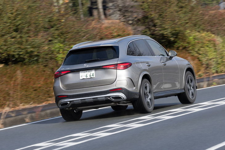 プラグインハイブリッドパワートレインはシステム全体で最高出力313PS／最大トルク550N・mを発生。本国ドイツにはよりパワフルな「GLC400e」（381PS／650N・m）もラインナップされている