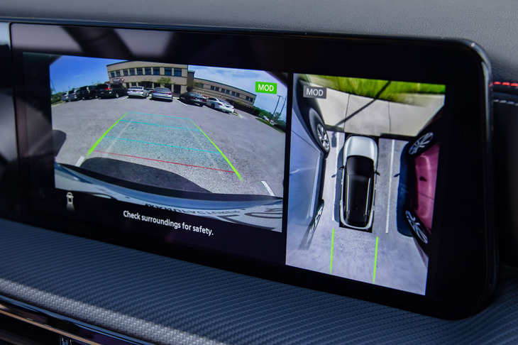 上級グレードの「キックスSR」には、車両の周囲360度を仮想映像で表示し駐車をサポートする「インテリジェントアラウンドビューモニター」が装備される。