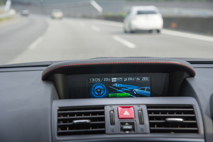 5.9インチ大型カラー液晶が採用されたマルチファンクションディスプレイ。燃費情報や過給機のブースト圧、運転支援システムの作動状態など、さまざまな情報が表示される。