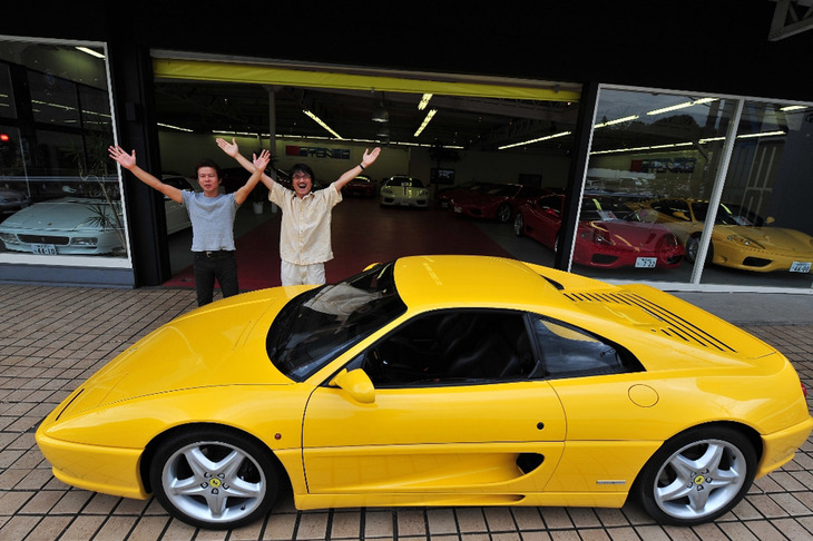 自身初めての黄色いフェラーリだったので「バナナっ子」と命名した「フェラーリF355ベルリネッタ」は2009年に購入。1997年モデルで、なぜかアフターファイアが激しくさく裂する個体でした。写真左は中古フェラーリ専門店コーナーストーンズ代表のエノテンこと榎本 修氏。