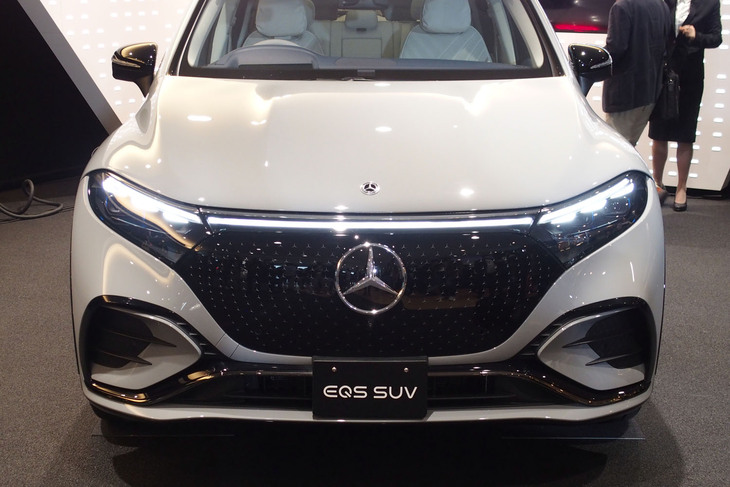 メルセデス・ベンツEQS580 4MATIC SUVスポーツ（フロントビュー）