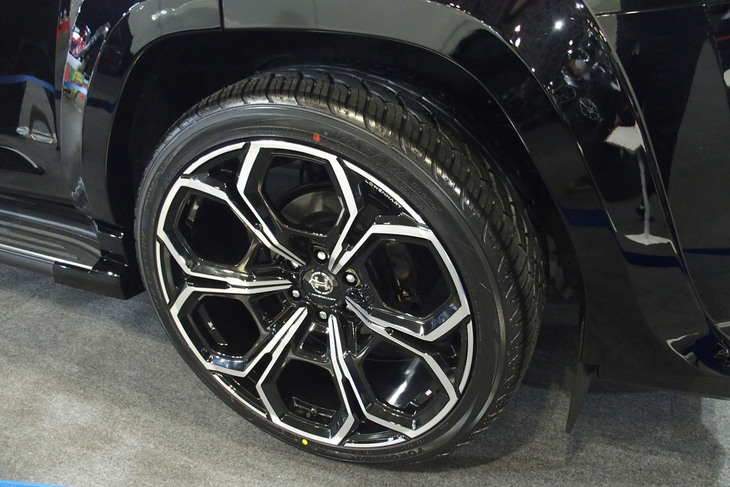 「LOWENHART FLG_1」の24インチホイール。