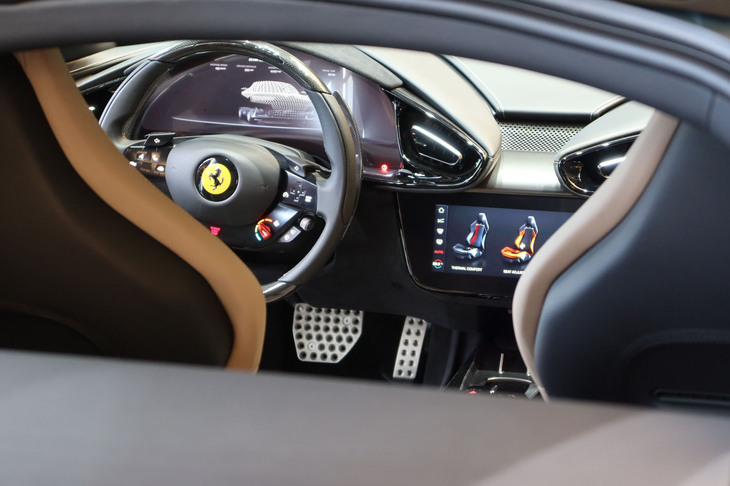 フェラーリ12チリンドリ（ラゲッジルーム越しに見たキャビン）