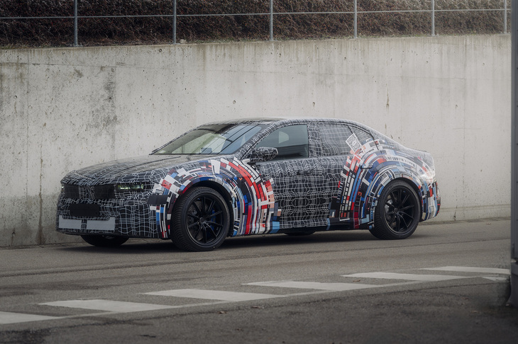 「BMW Mノイエクラッセ」と呼ばれるテスト車両。張り出したフェンダーなどから想像するに次の「M3」を示唆するモデルに違いない。