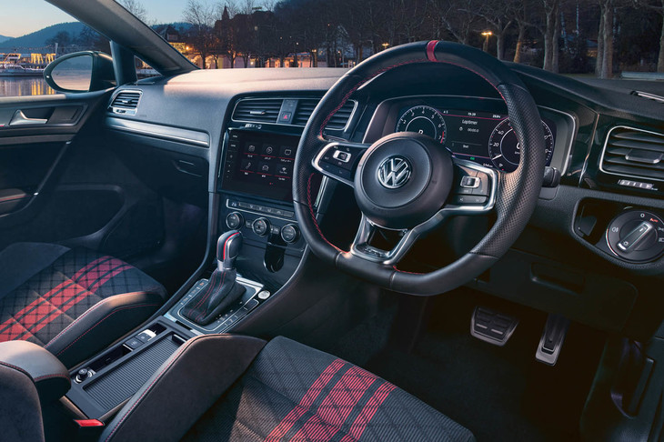 専用デザインのシートやステアリングホイールを採用する。