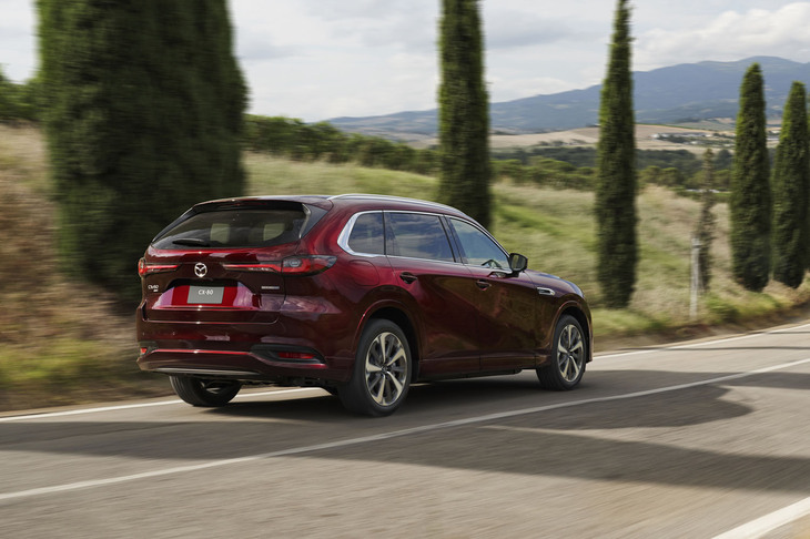 パワーユニットは3.3リッター直6ディーゼルエンジンと、同じエンジンのマイルドハイブリッド版、そして2.5リッター4気筒を核としたプラグインハイブリッドの全3種類をラインナップする。