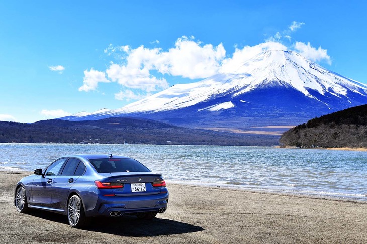 試乗車の「アルピナ・ブルー」（写真）と「アルピナ・グリーン」は、アルピナ独自のボディーカラー。BMWが設定しているカスタマイズ用のカラーも選択できる。