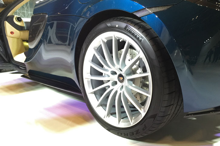 「マクラーレン570GT」のリアタイヤ。サイズは285/35ZR20。