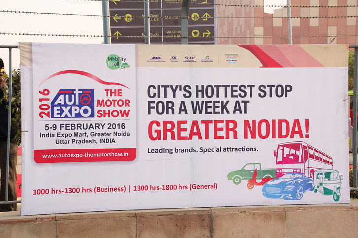 会場が位置するグレータノイダの街を飾る「デリーオートエキスポ2016」の看板。