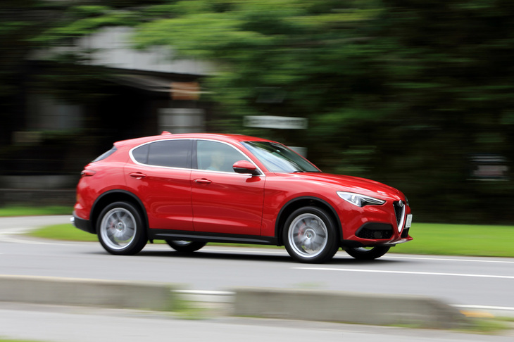 「ステルヴィオ」ではアルミ製のエンジンブロックをはじめ、サスペンションやボンネット、ドアパネル、リアゲートなど各所に軽量素材を採用。ドライブシャフトにもカーボンファイバーを用いており、車両重量の低減と、50：50という理想的な前後重量配分を実現している。