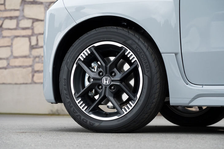 タイヤサイズは185/55R15で、「N-ONE e：」はもちろん、スポーティーな「N-ONE RS」と比べても、幅で39mm、直径で26mm大きなものを採用。全車共通で「楽しいハンドリングを追求した」というヨコハマの「アドバン・フレバV701」を標準装着している。