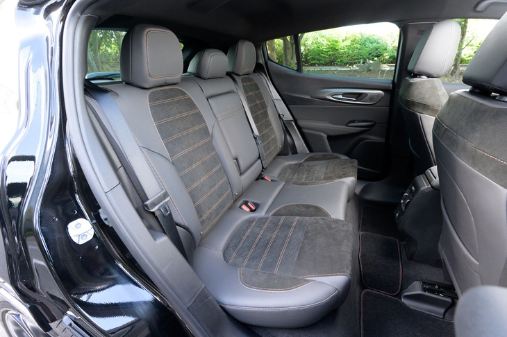 リアシートは6：4の分割可倒式で、中央部にはセンターアームレストおよびトランクスルー機構が備わる。