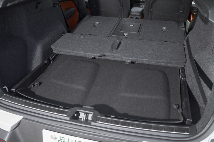 荷室の床下には、取り外したトノカバーを収納するスペースが確保されている。写真はカバーをおさめた状態。