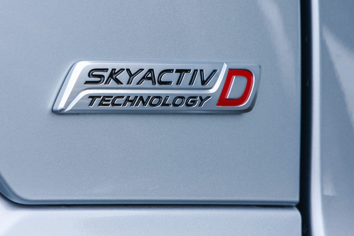 リアドアには「SKYACTIV-D」のロゴが配される。