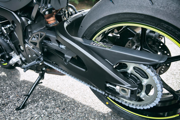 リアスイングアームはアルミ製で、両サイドに補強を入れることで重量と剛性のバランスを最適化。ピボットシャフトからリアアクスルまでの長さを従来モデルより35mm延ばすことで、コーナリング時の操作性を改善している。