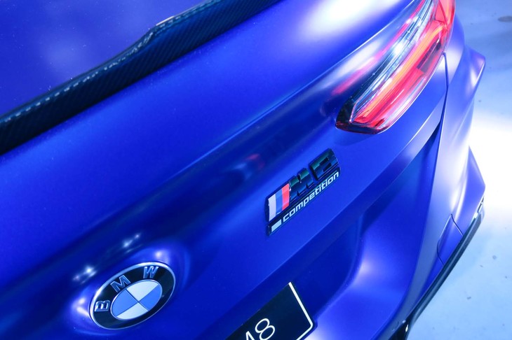 「M8」のロゴと「competition」の文字が入るハイグロスブラック仕上げのエンブレムをリアに装着。