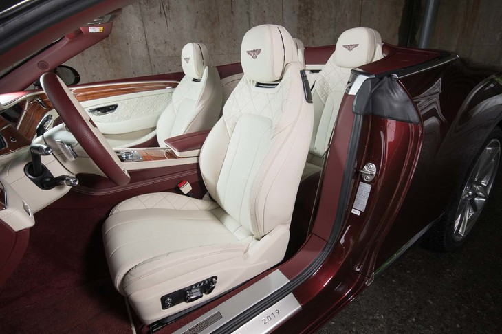 フロントシートにはネックウオーマーが備わっており、ヘッドレスト下のスリットから温風を出すことができる。ヒーターは座面だけでなく、センターアームレストにも内蔵されている。