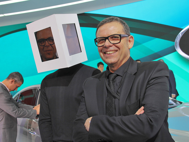 ペーター・シュライヤー氏。アウディのデザイナーとして「TT」を手がけるなど活躍した後、キアの社長に就任した。写真は、就任後初の国際ショーとなった、2013年のデトロイトモーターショーでのワンシーン。奥に見える“バーチャル・ペーター”が注目を集めた。