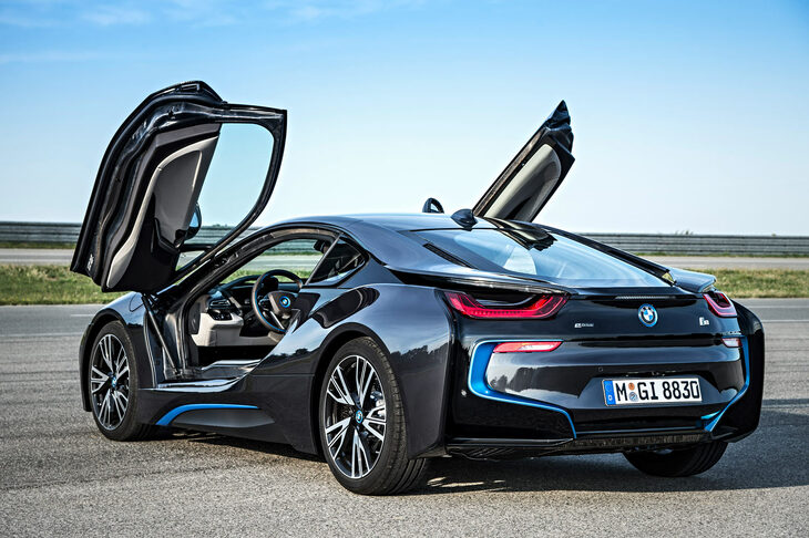 清水「『BMW i8』とか、駐車場で隣にクルマがくると、すぐにドアが開けられなくなったらしいよ！」　
	ほった「それは普通のヒンジドアでも一緒なのでは？」