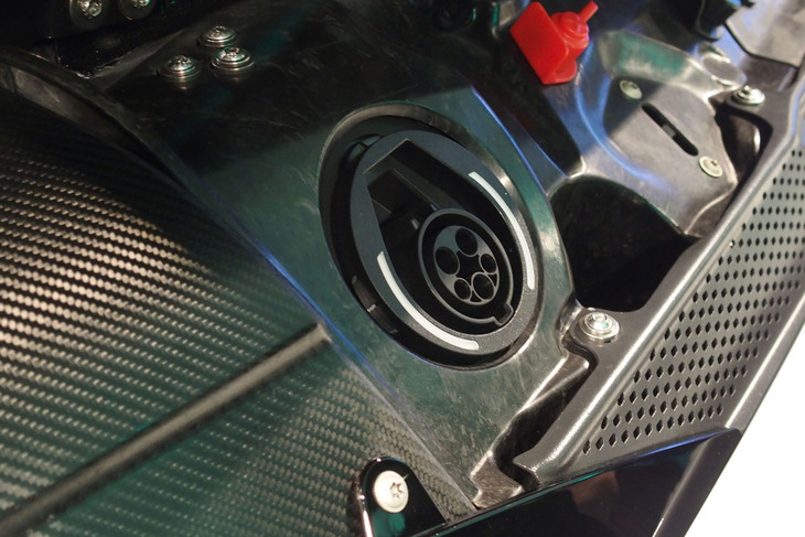 アストンマーティン・ヴァルハラ（充電口）