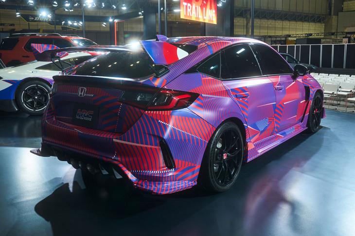 「シビック タイプR HRCコンセプト」のリアビュー。3本出しのテールパイプフィニッシャーのサイドには、HRCが手がけるMotoGPマシンでもおなじみとなった「AKRAPOVIC（アクラポビッチ）」のロゴが確認できた。