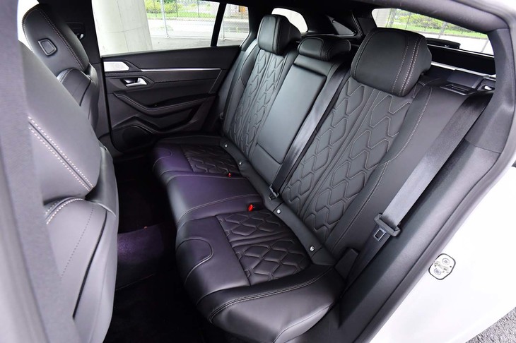 個性的なステッチでドレスアップされた後席。6：4の分割可倒式で、荷室側からも倒すことができる。