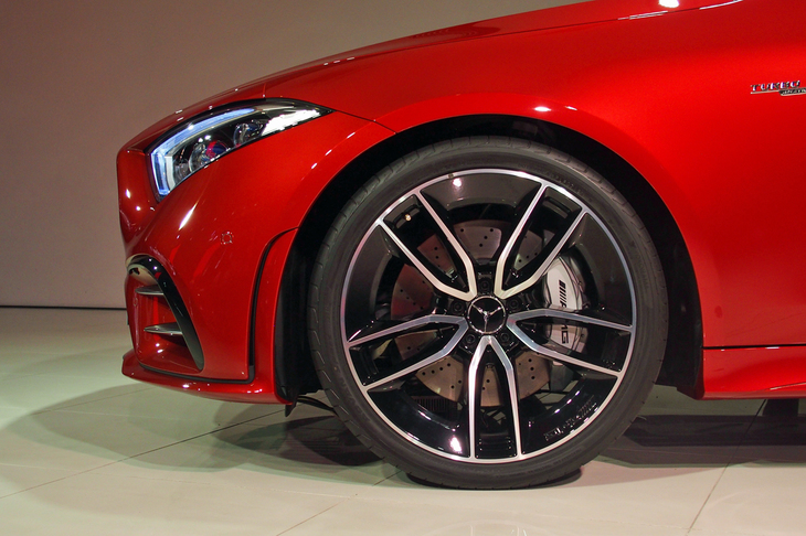 「CLS53 4MATIC＋」は、ハイグロスブラックの20インチAMG 5ツインスポークアルミホイールを採用。タイヤサイズは前：245/35R20、後ろ：275/30R20。