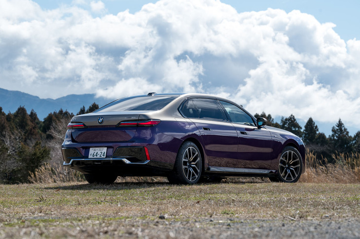 この試乗車のボディーカラーは「オキサイドグレー」と「トワイライトパープル」の2トーン。料金体系は少し複雑で、オキサイドグレーとの組み合わせの2トーンが164万3000円、それに組み合わせたBMWインディビジュアルカラーのトワイライトパープルが84万円という内訳だ。