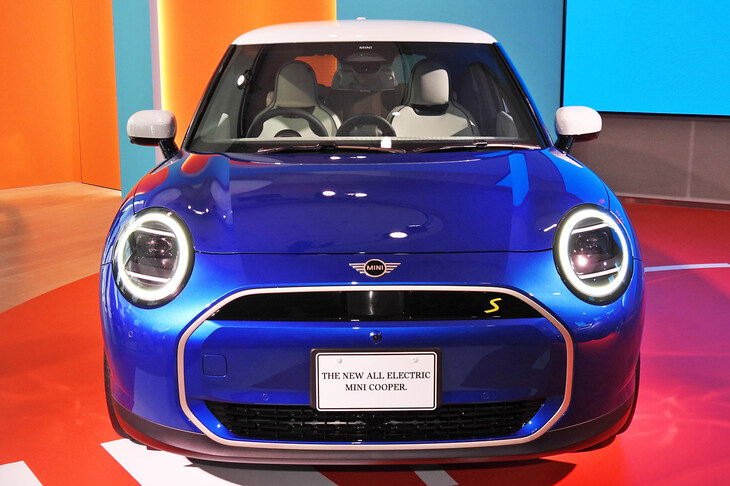 シンプルを追求した新型「MINIクーパー」のフロントマスク。このデザインでは、ユニオンジャックやボンネットストライプといったコテコテな化粧は、これまでのようには似合わないかもしれない……。