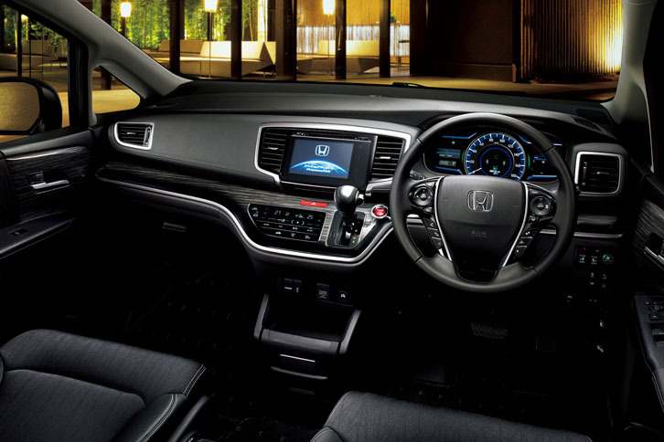 「ハイブリッド アブソルート Honda SENSING EXパッケージ」のインストゥルメントパネルまわり。